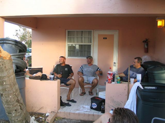 jonesy-bar-sunsethouse02.JPG