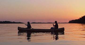 canoe-sunset.jpg (11961 bytes)